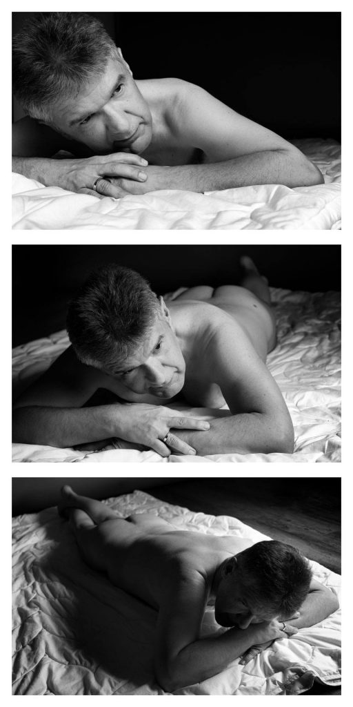 Aktfotos mann, Mann liegt in drei einzelnen Bildern auf dem Bett auf dem Bauch