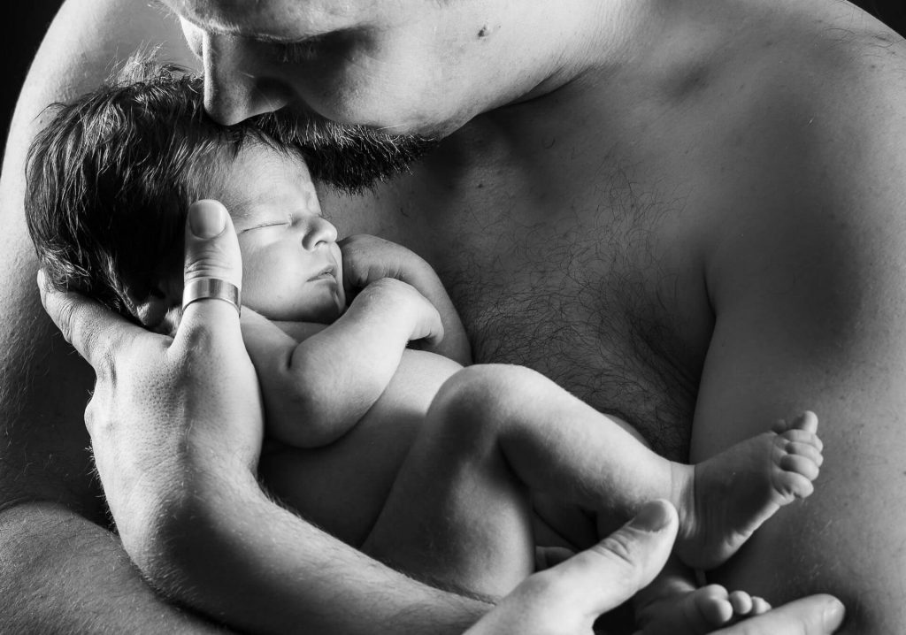 Vater küsst Baby in diesem Babyfoto, Baby Shooting mit Vater, Babyfotografie mit Eltern